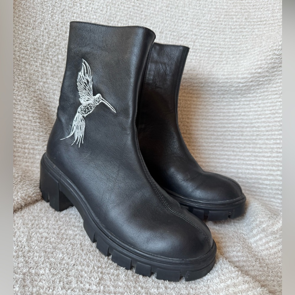 Julieta Suárez Elegant Black Leather Combat Boots with Hummingbird Design